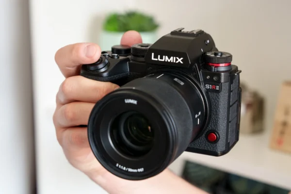 Đánh giá nhanh Panasonic S1R II: Chiếc máy ảnh lai đỉnh cao?